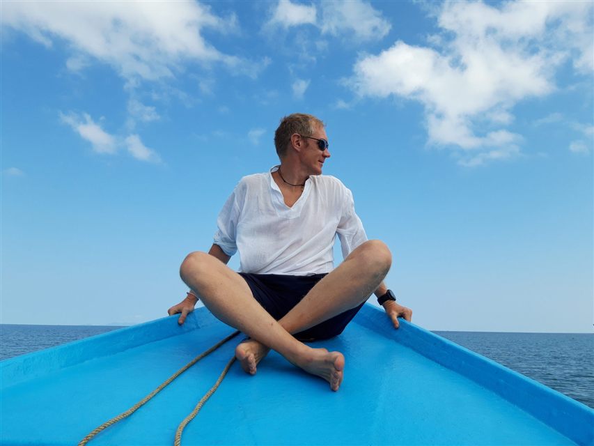 Леонид Бугаев на лодке