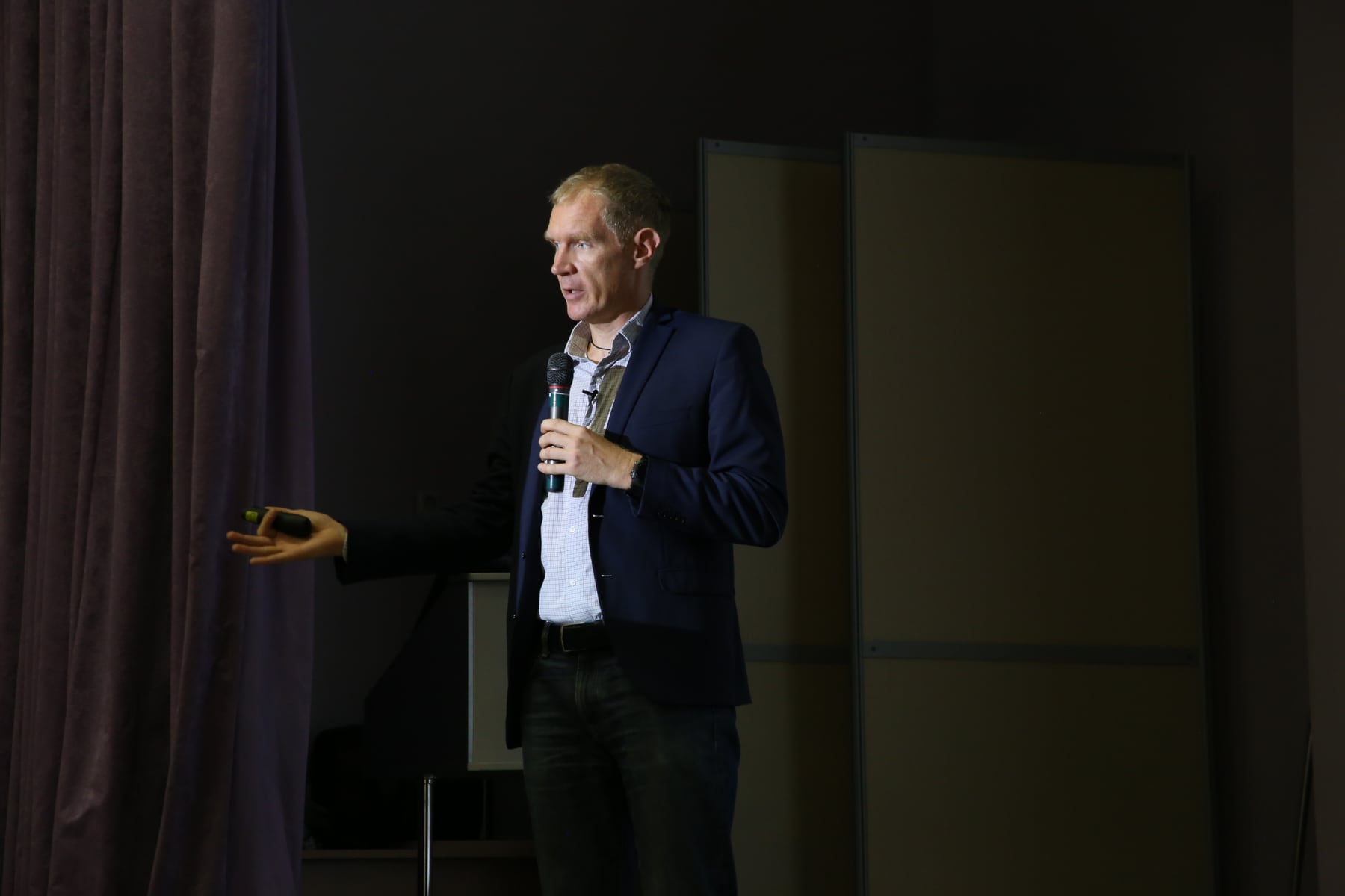 Leonid Bugaev speaking at a business event